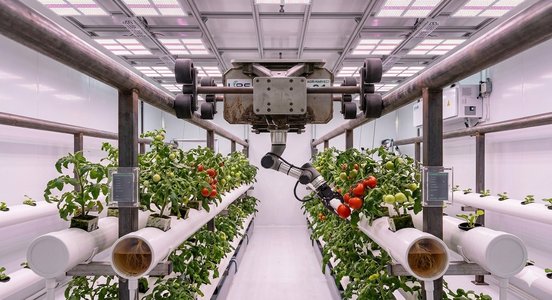 Operational visualization of Axiom standard vertical farm robot and grow system